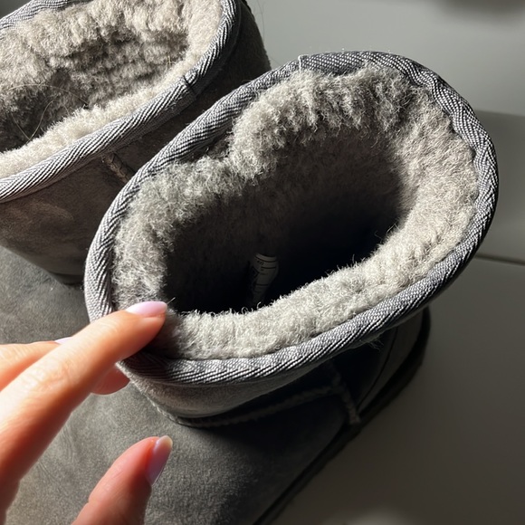 UGGS - Picture 4 of 6